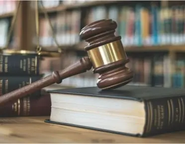 Marteau de justice posé sur un code de droit