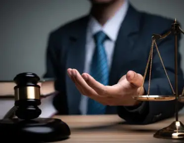 Main tendue et balance de la justice, responsabilité et indemnisation